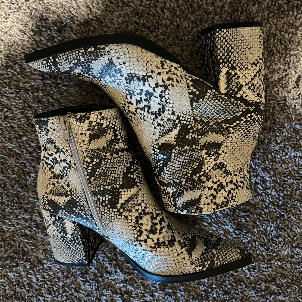 Women’s Pointed Toe Snake Booties - Black and White